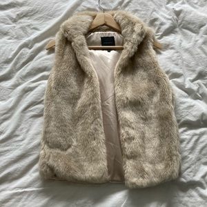Faux fur sleeveless jacket